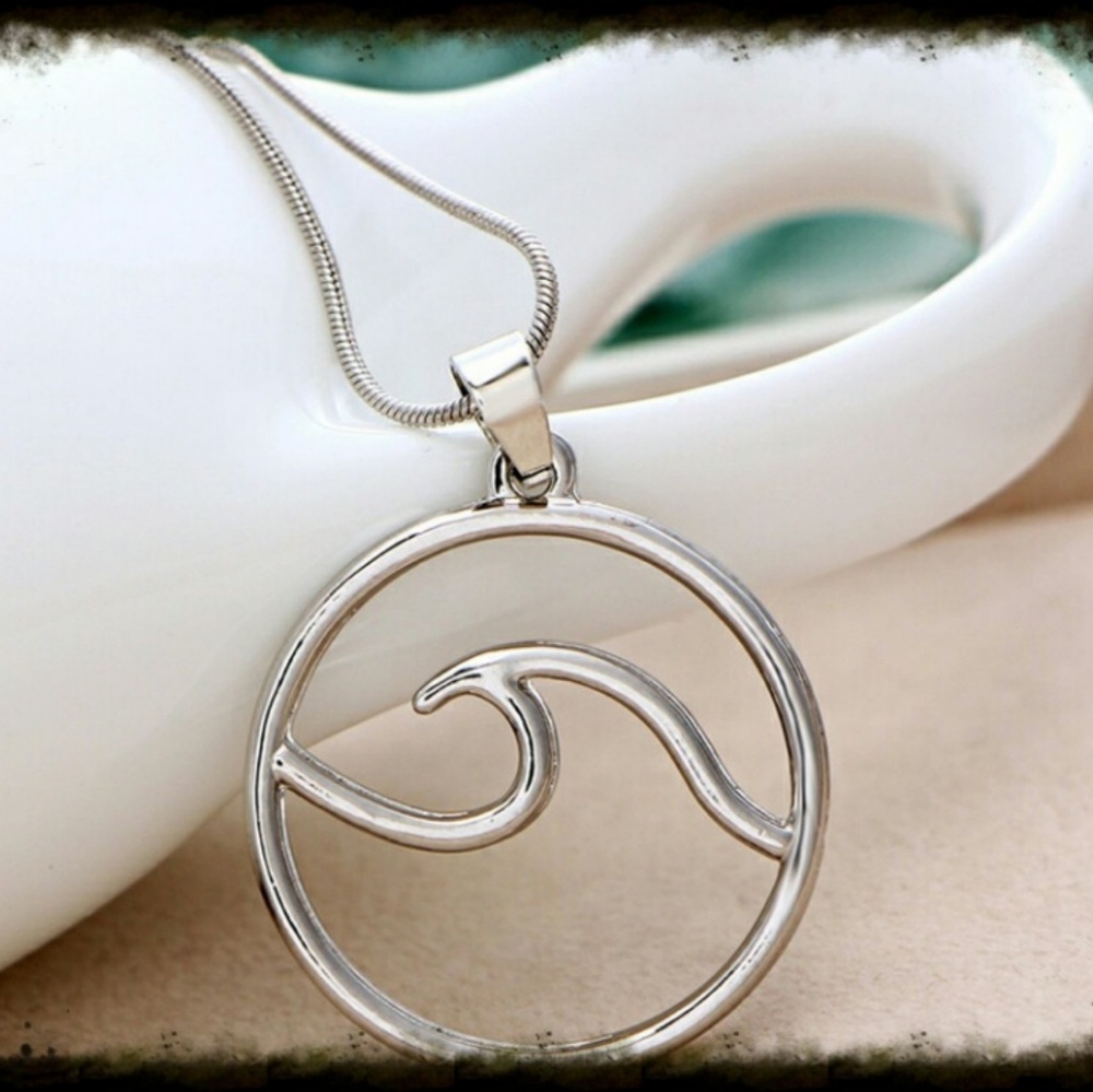 🌊🌊🌊🌊THE WAVE Pendant Necklace